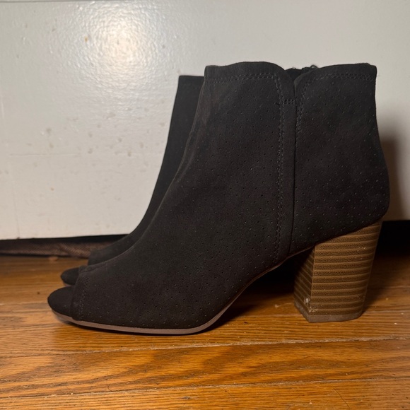 Old Navy Black Suede Peep Toe Ankle Booties Side Zip Chunky Heel Size 8 - Picture 3 of 8